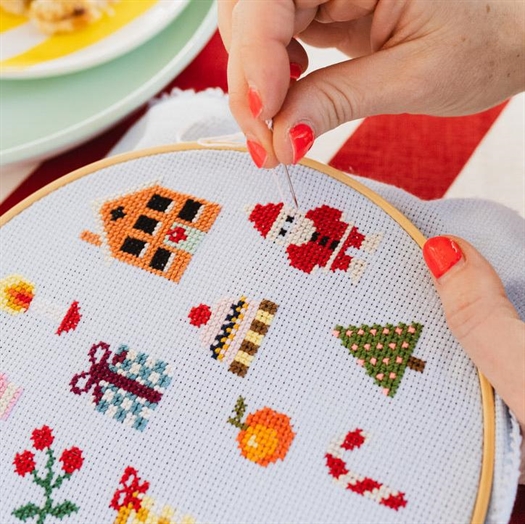 COLOURFUL BEGINNER CHRISTMAS CROSS STITCH KIT fra Cotton Clara